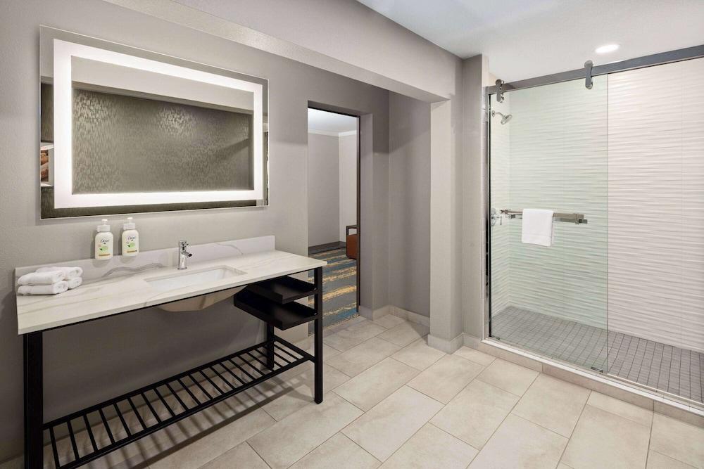 La Quinta Inn & Suites by Wyndham Yakima Downtown photo 92