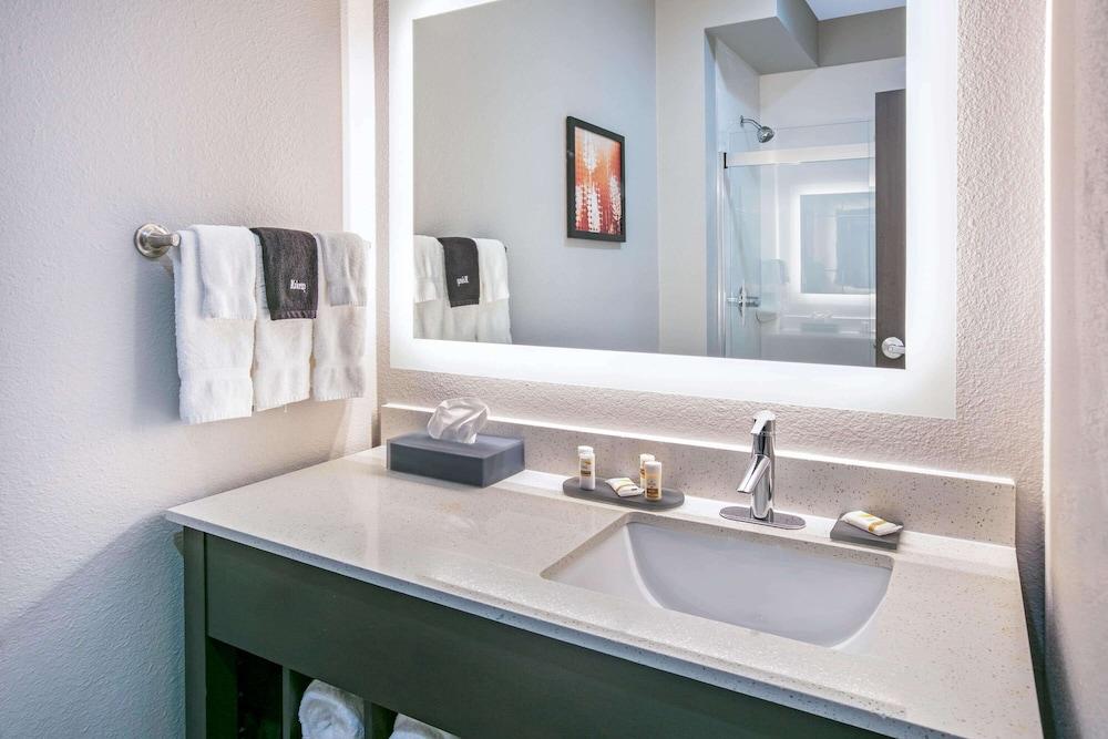 La Quinta Inn & Suites by Wyndham DFW West-Glade Parks photo 5