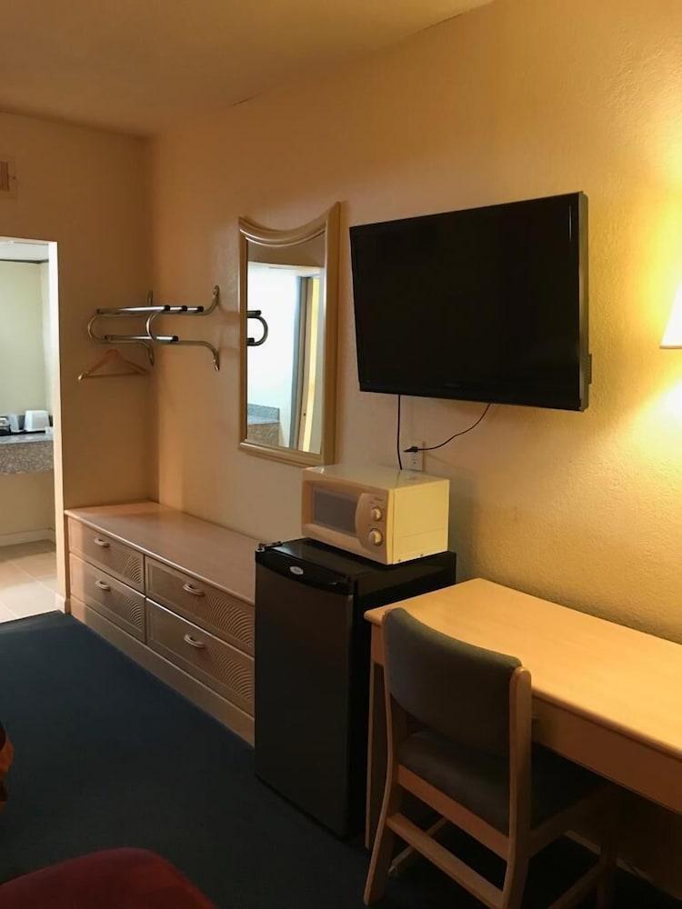 Budget Inn photo 6