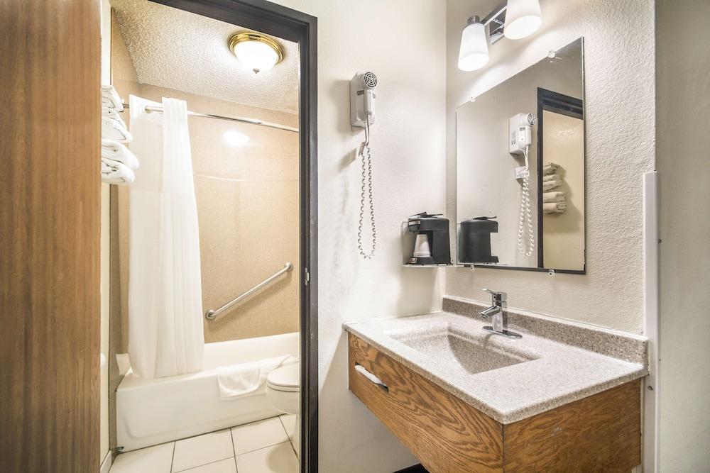 Americas Best Value Inn & Suites Harrisonville photo 24