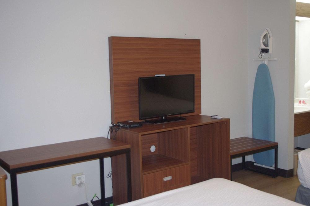 Econo Lodge El Paso, IL photo 15