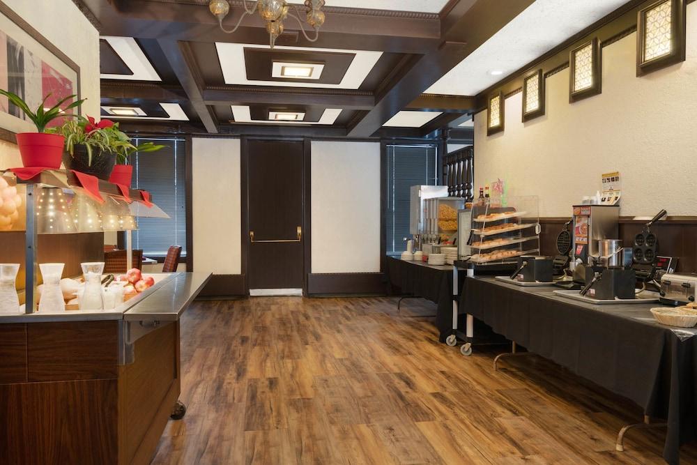 Ramada by Wyndham Albert Lea photo 85