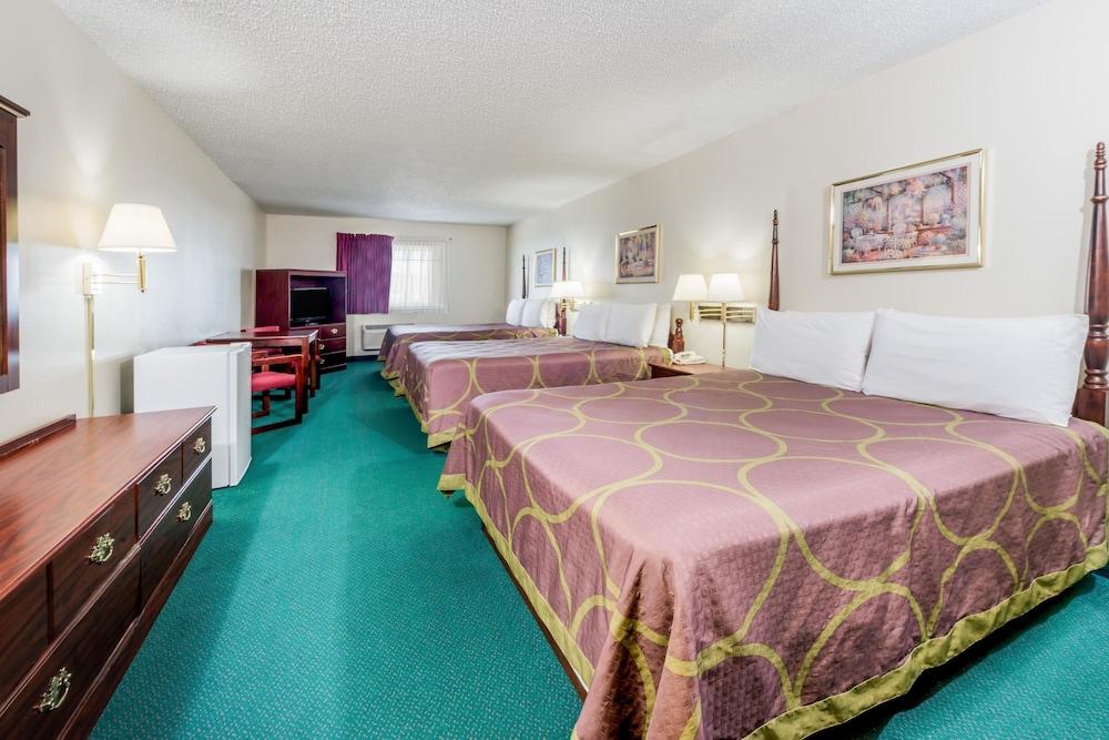 Super 8 by Wyndham Jerseyville photo 10