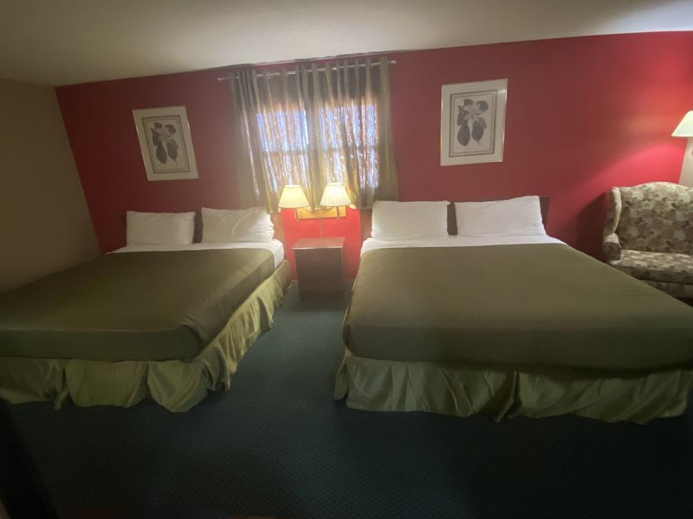 Colonial Inn Dyersville photo 25