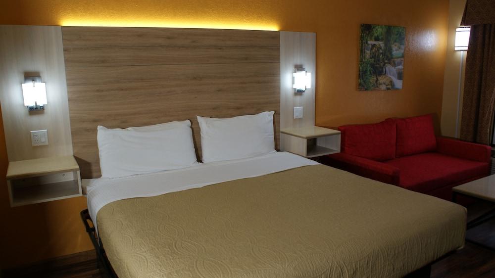 HomeTown Inn & Suites photo 5