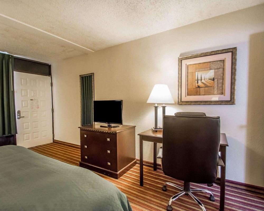 Quality Inn & Suites at Tropicana Field photo 7