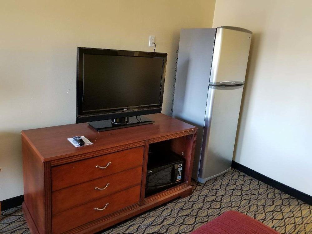 Economy Inn & Suites photo 2