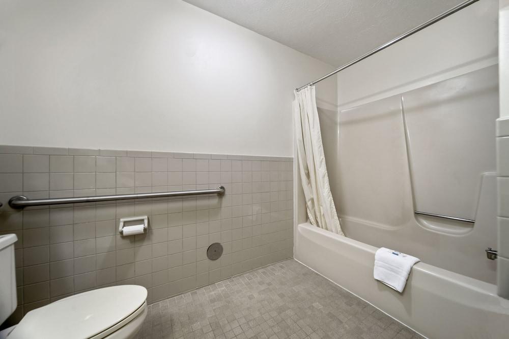 Executive Inn Cass City photo 42