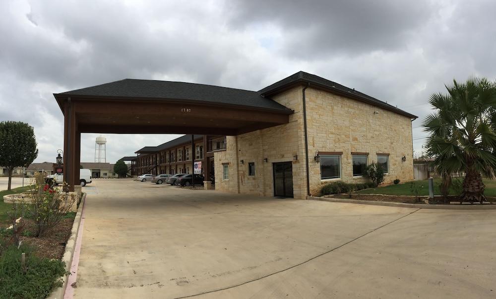 Pearsall Inn & Suites photo 26