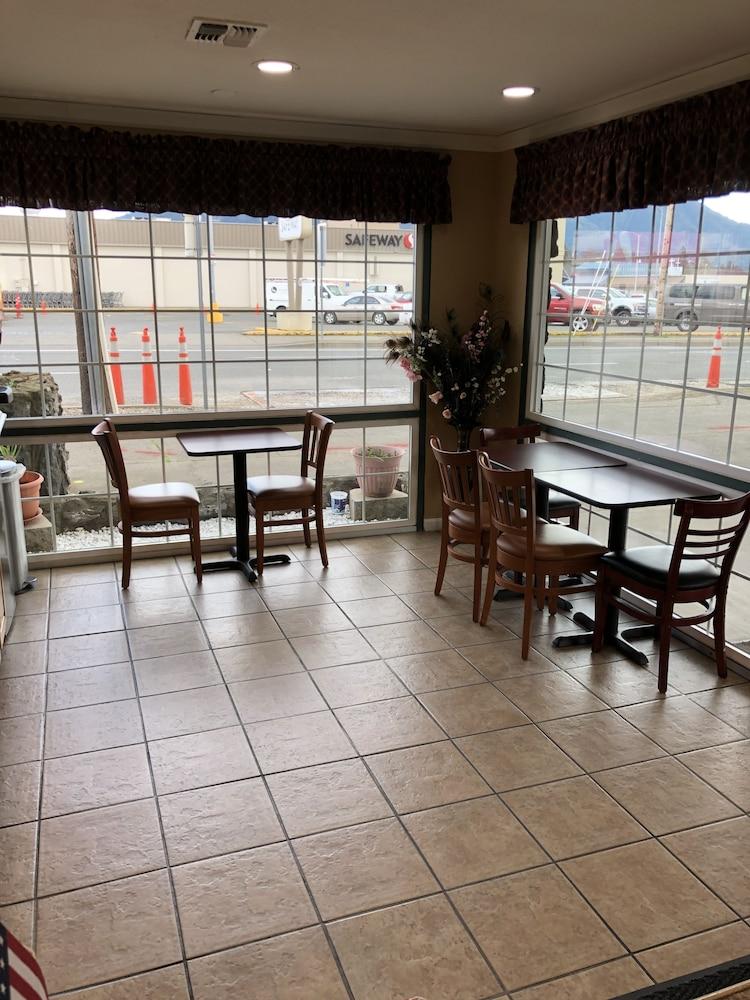 Knight's Inn Motel photo 4