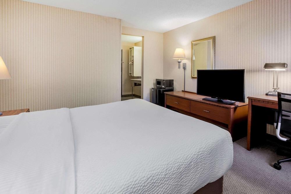 La Quinta Inn by Wyndham Detroit Southgate photo 17