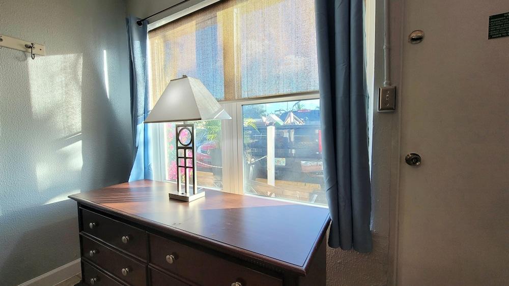 Barefoot Mailman Inn & Suites photo 78
