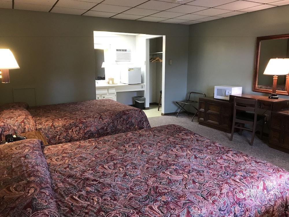 Colonial Hotel-Motel photo 17