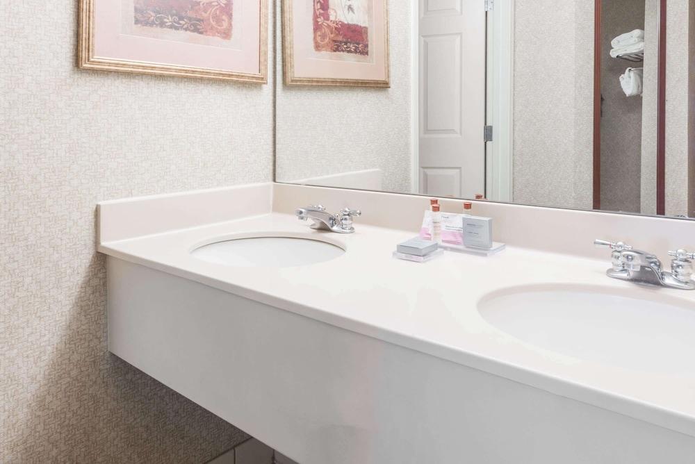 Wingate by Wyndham Indianapolis Airport-Rockville Rd. photo 34