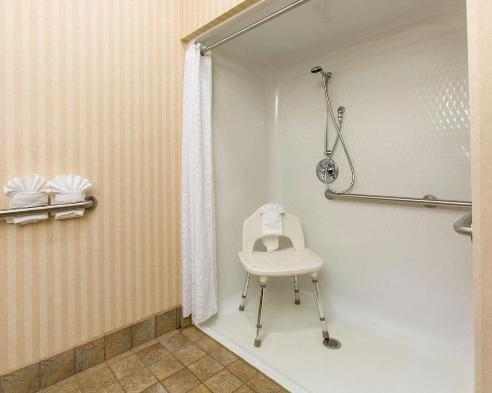 Comfort Inn Warrensburg Station photo 26