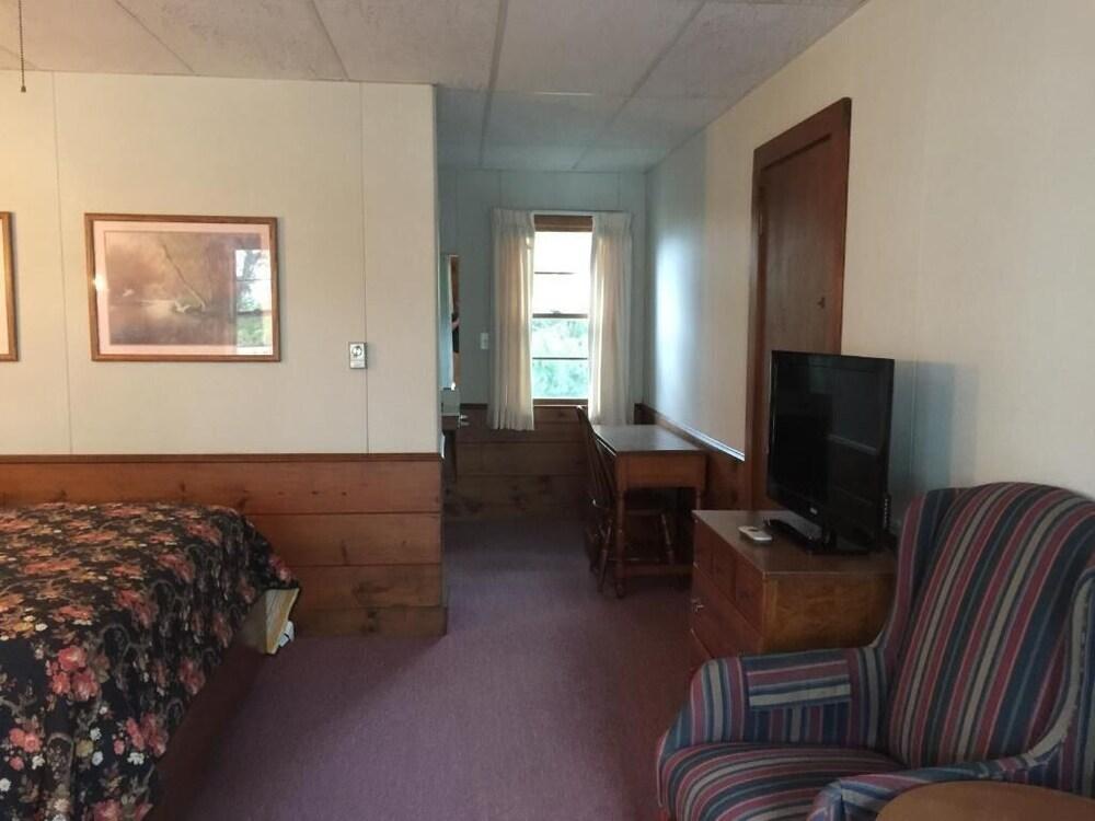 Holiday House Inn photo 38