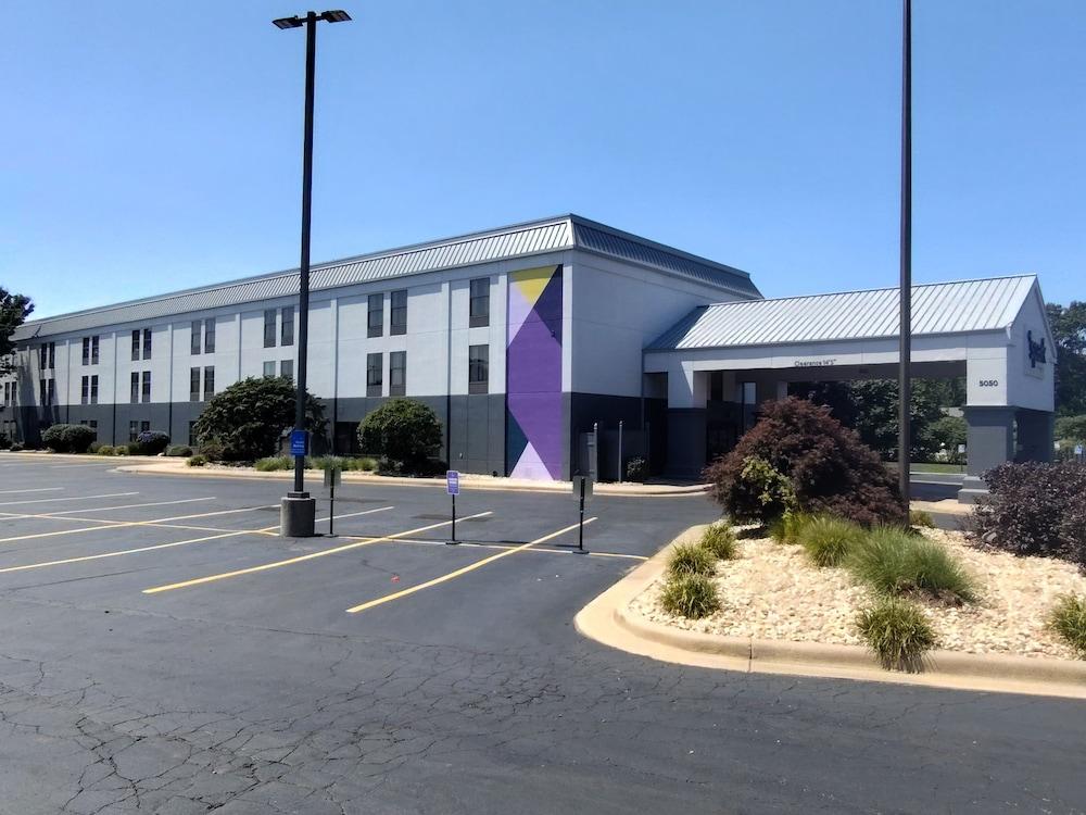 Spark by Hilton Stevensville photo 7