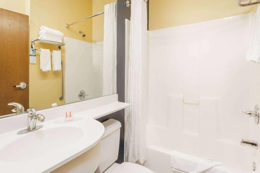 Microtel Inn & Suites by Wyndham Dickson City/Scranton photo 11