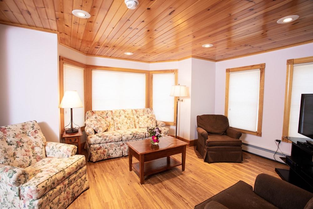 Blue Hill Lodge photo 12