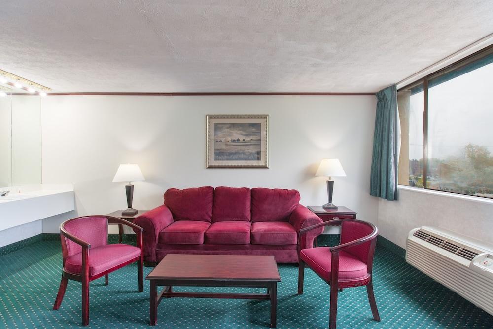 Schenectady Inn & Suites photo 2