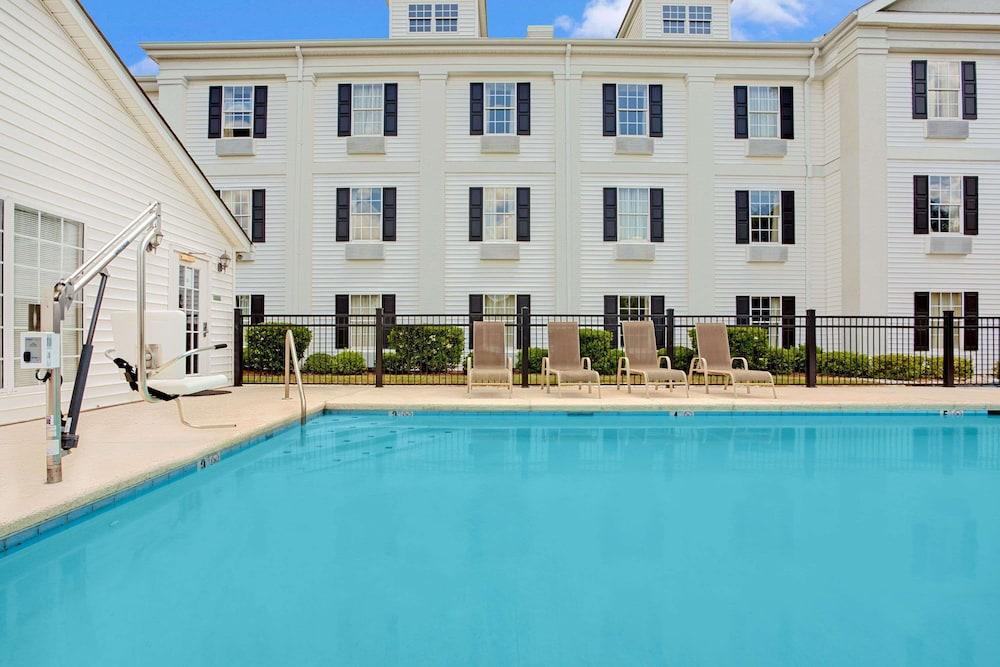 Baymont by Wyndham Pearl photo 16