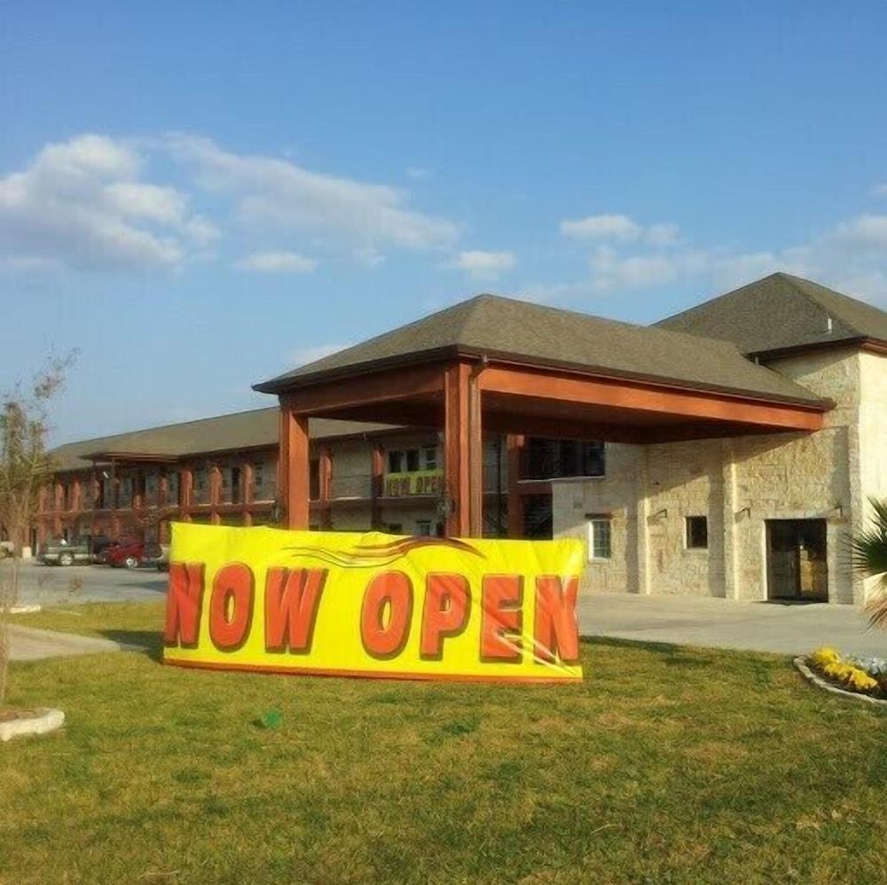 Pearsall Inn & Suites — hotel in Pearsall