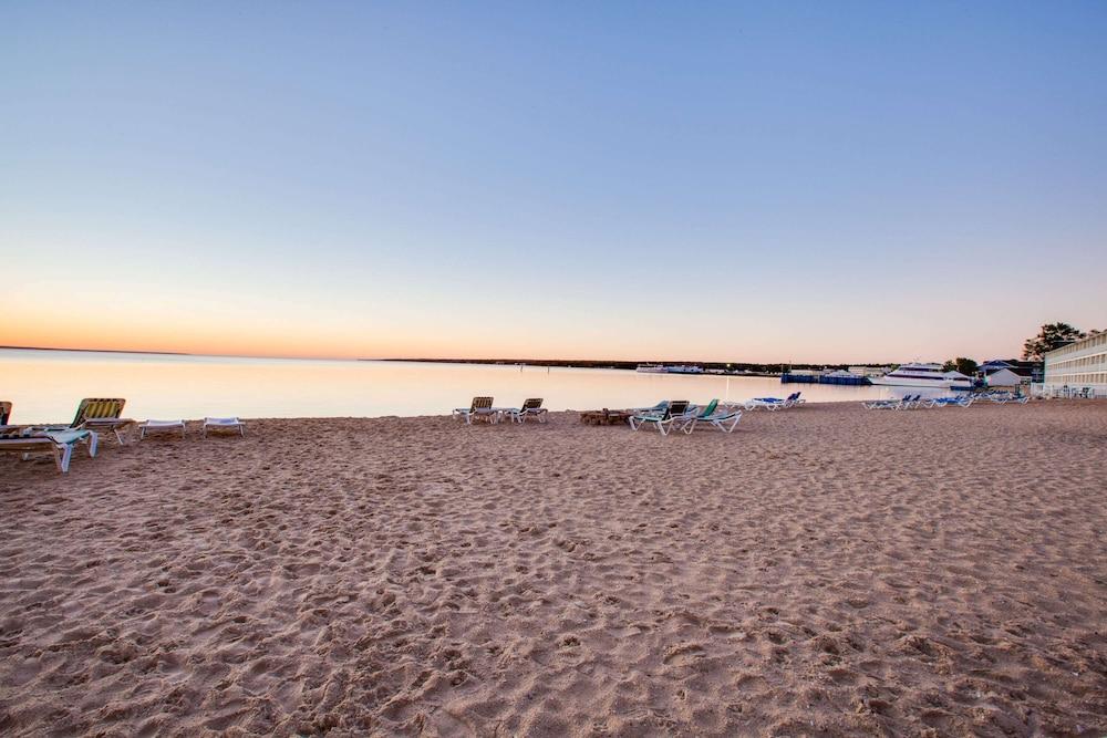 Super 8 by Wyndham Mackinaw City/Beachfront Area photo 23