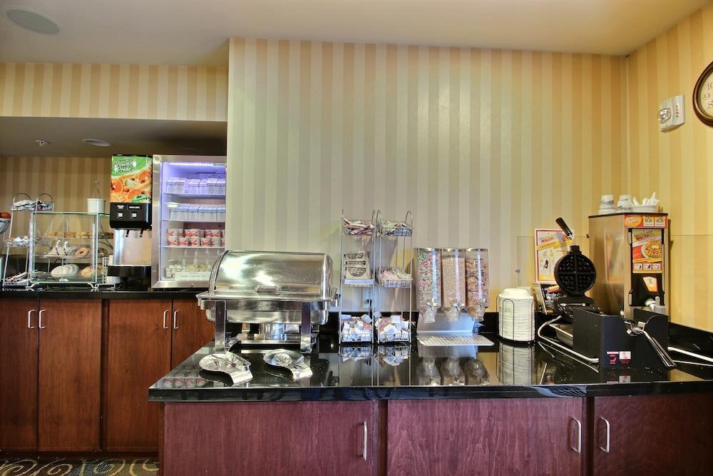 AmericInn by Wyndham Oshkosh photo 23