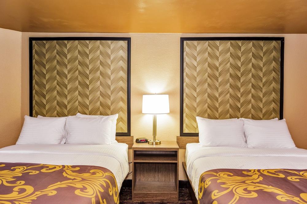AArya Hotel By Niagara Fashion Outlets photo 17