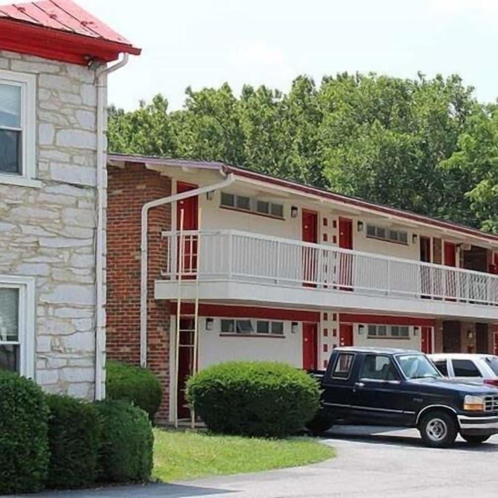Hometown Inn Staunton photo 27