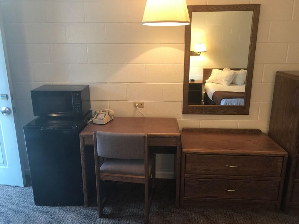 Four Winds Motel photo 11