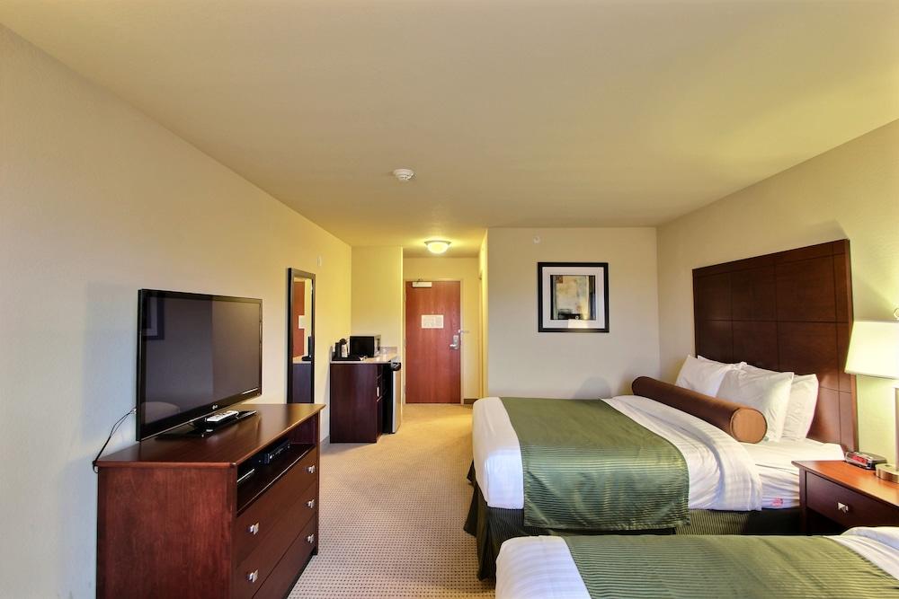 AmericInn by Wyndham Oshkosh photo 2