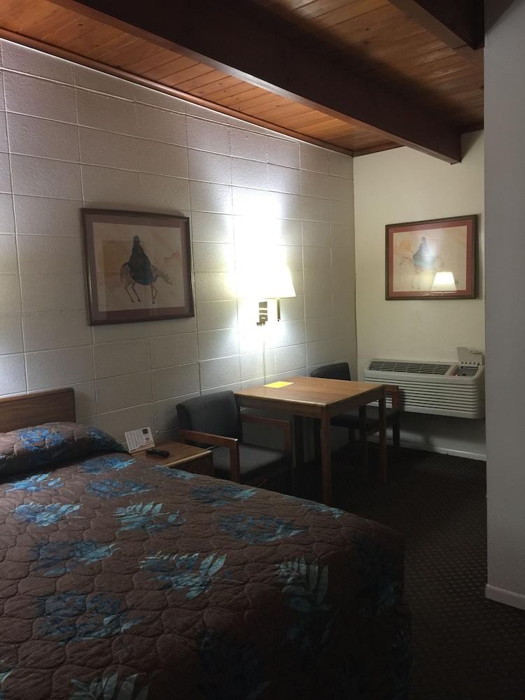 Lazy U Motel photo 4