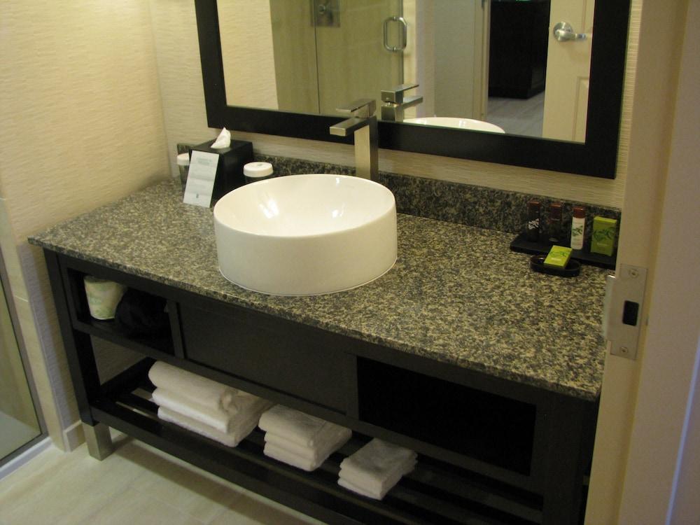 Embassy Suites Newark Airport photo 44