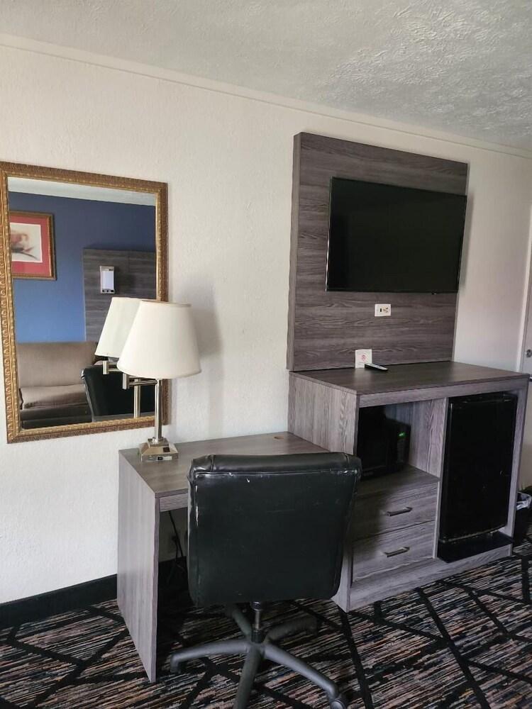 Americas Best Value Inn Forest photo 16