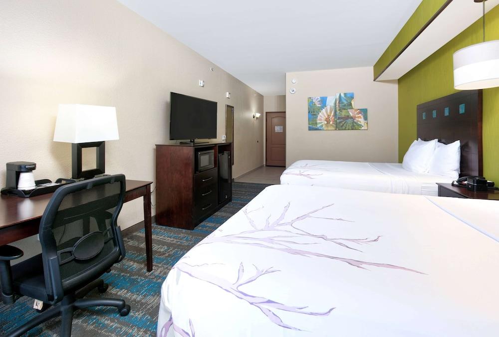 La Quinta Inn & Suites by Wyndham Dallas Grand Prairie South photo 21