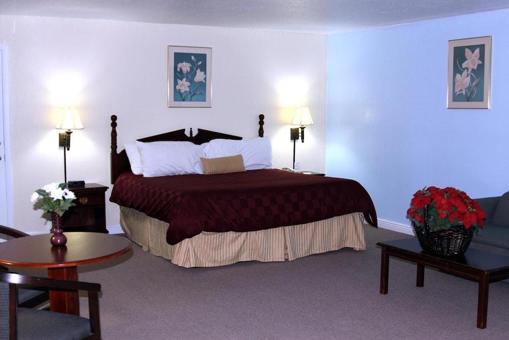 Relax Inn Mineral Wells photo 24