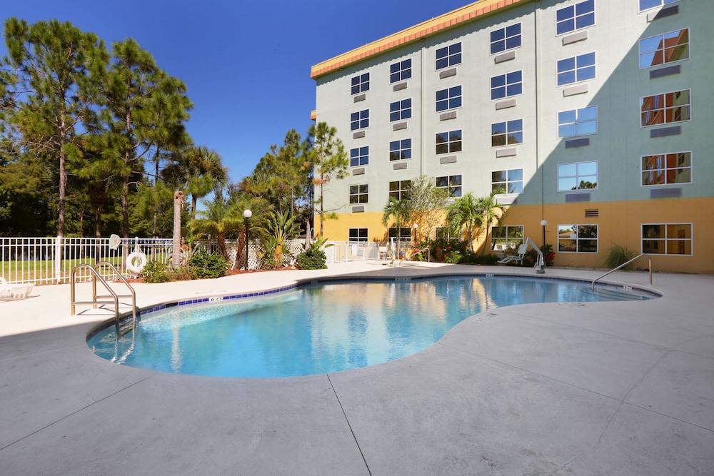 Allure Suites photo 16