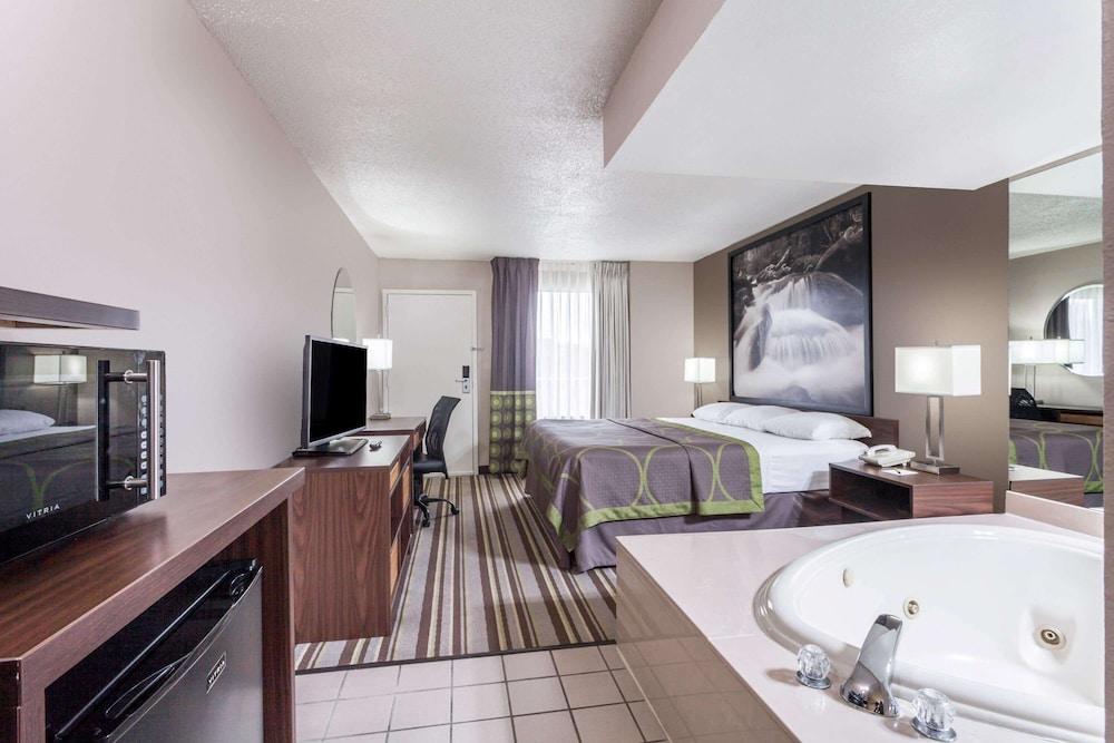 Super 8 by Wyndham Pigeon Forge Dollywood Lane photo 15
