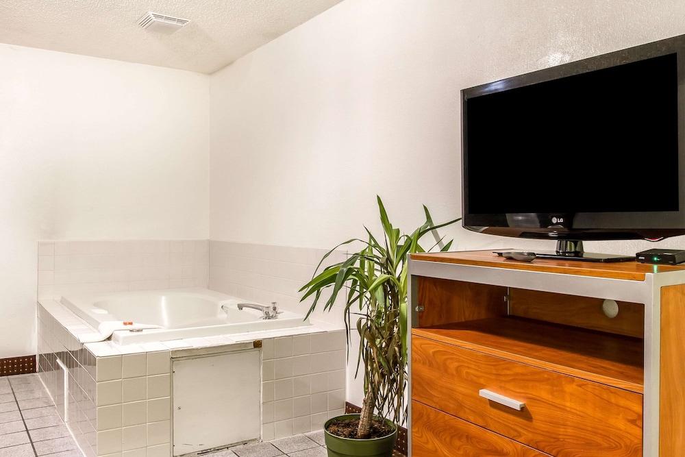 Econo Lodge Inn & Suites Pekin - Peoria Area photo 29