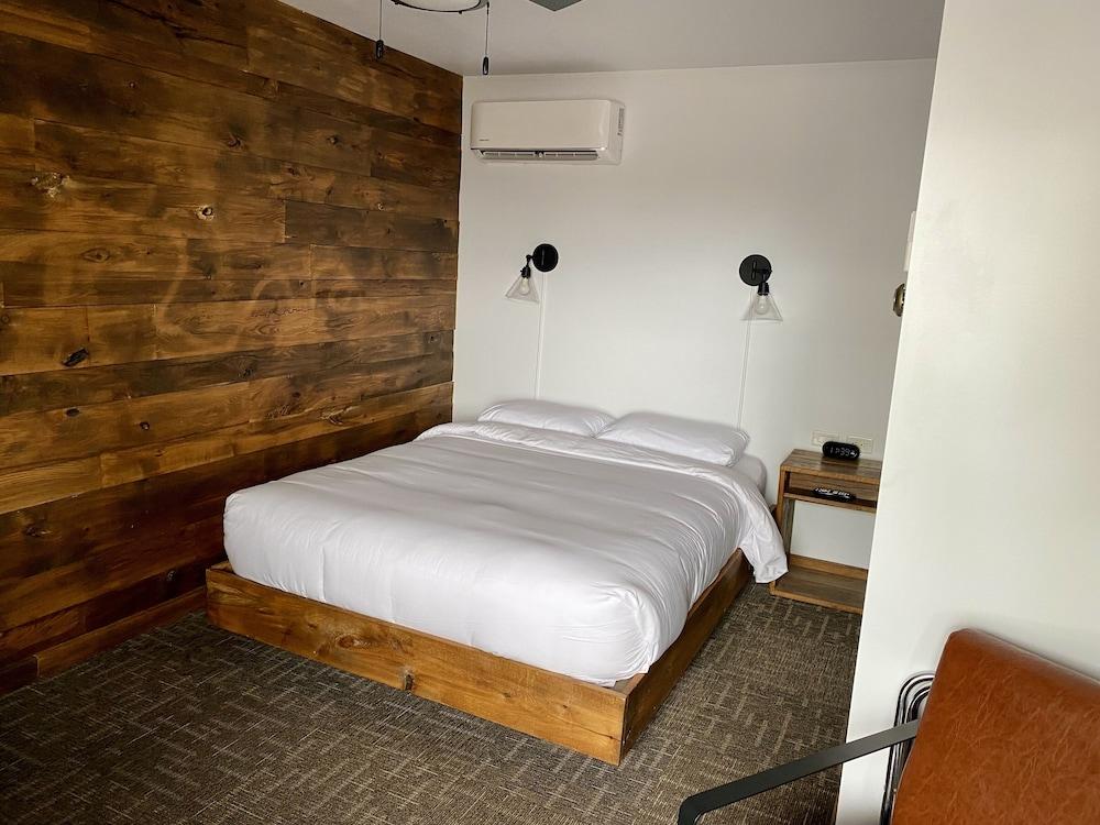 Aqua Aire Inn & Suites photo 33