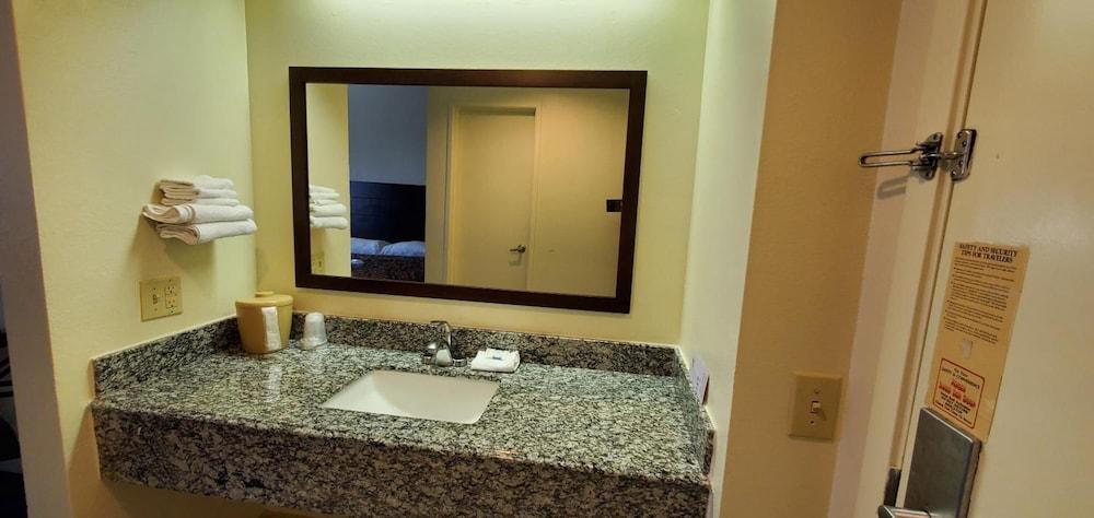 Plano Inn & Suites photo 23