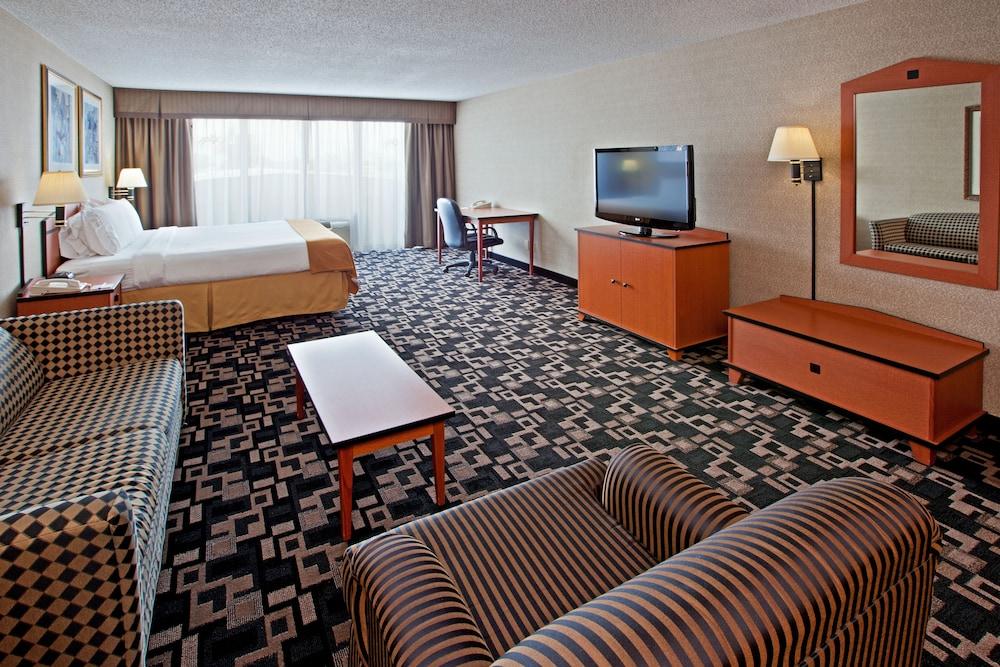 Holiday Inn Express Hotel & Suites Greenwood by IHG photo 11