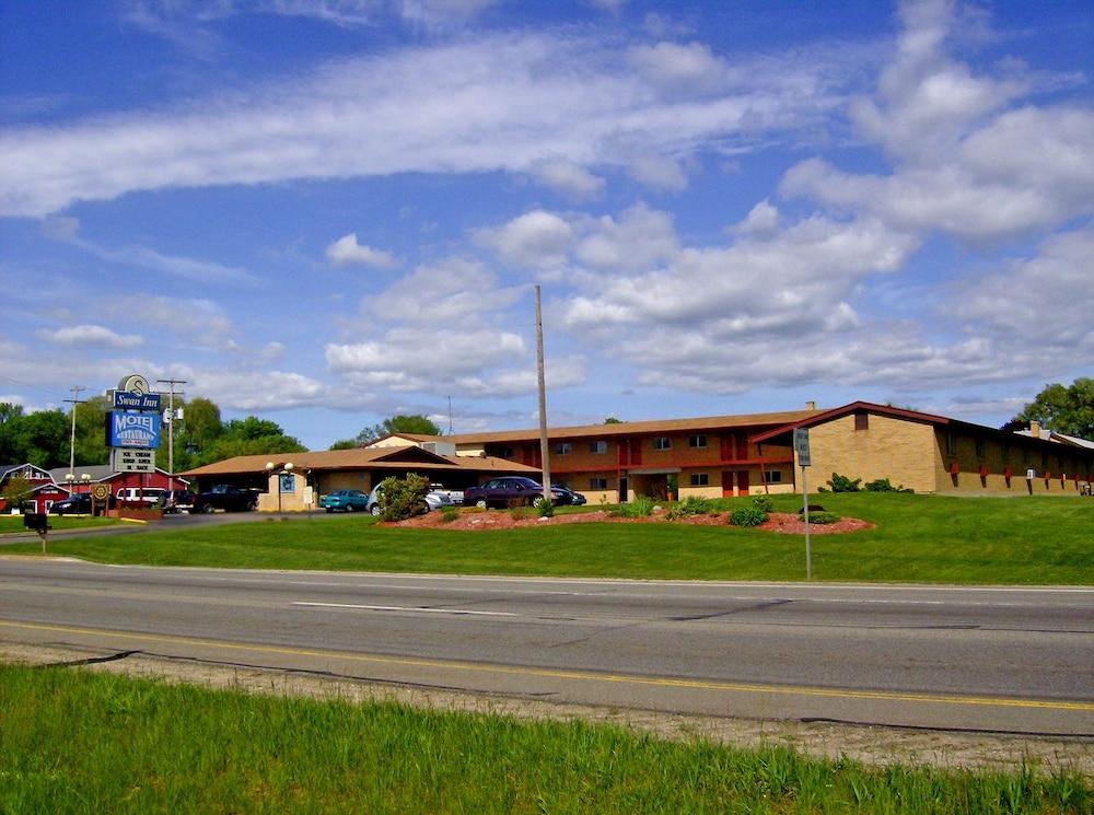 Capital O Swan Inn Comstock Park photo 24