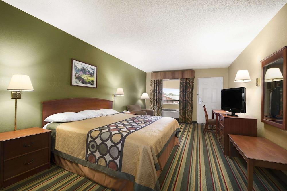 Super 8 by Wyndham Meridian photo 11