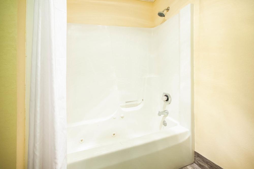 Days Inn by Wyndham Cadillac photo 46