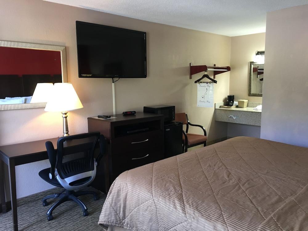 Pine Tree Inn photo 32