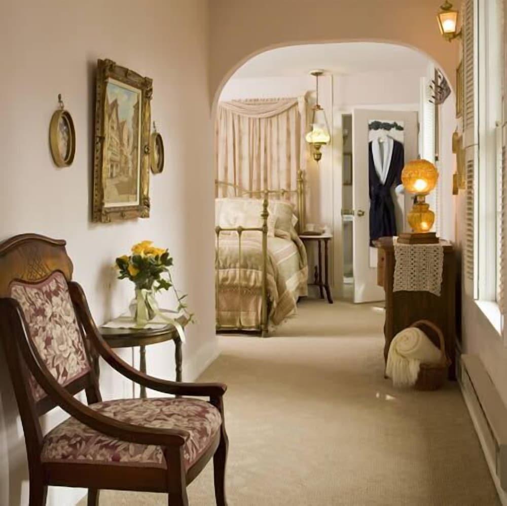 Crestmont Inn photo 26
