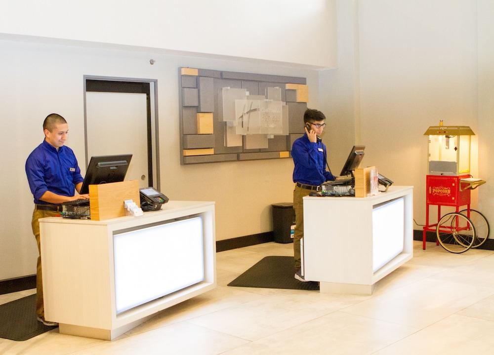 Holiday Inn Express & Suites San Antonio Medical-Six Flags by IHG photo 3