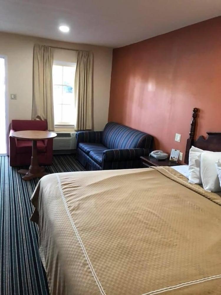 Scottish Inn & Suites photo 26